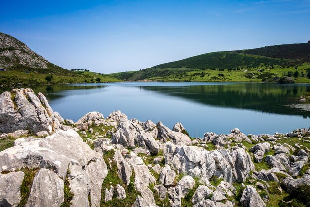 Jezioro Enol w Picos de Europa Asturias Hiszpania