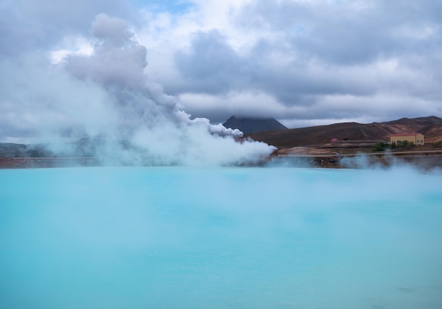 Jezioro geotermalne na Islandii Gorąca woda w przyrodzie Islandzki krajobraz w okresie letnim Zdjęcie Islandii