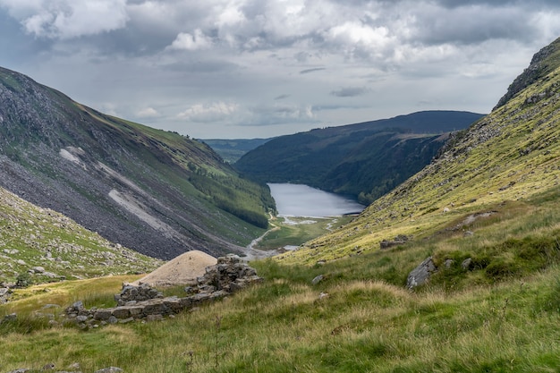 Zdjęcie jezioro glendalough upper, dolina glenealo, droga wicklow.