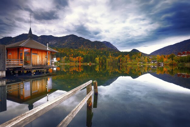 Jezioro Grundlsee w górach Alp