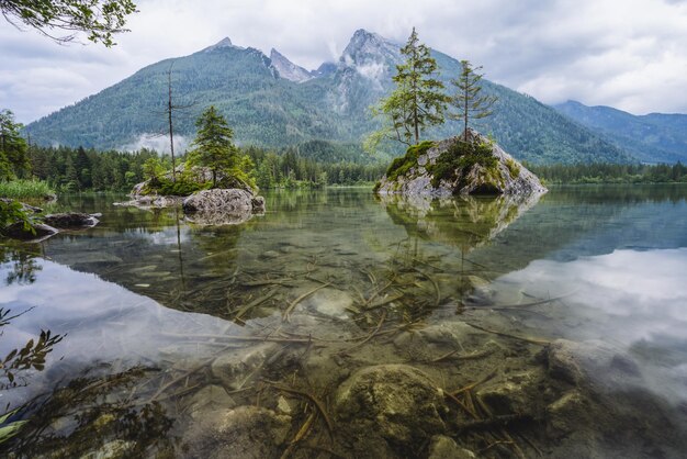 Jezioro Hintersee z odbiciem szczytów górskich Watzmann Ramsau Berchtesgaden Bawaria Niemcy Europ