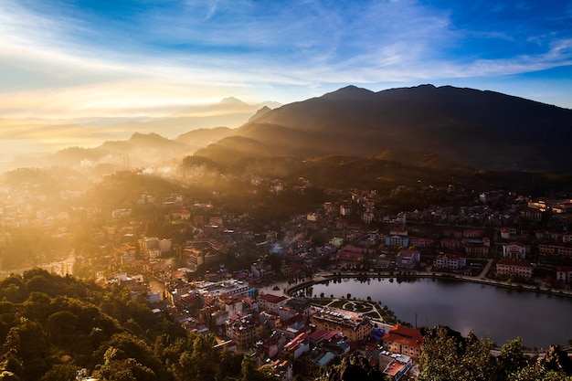 Jezioro i miasto Sapa w Sapa Vietnam