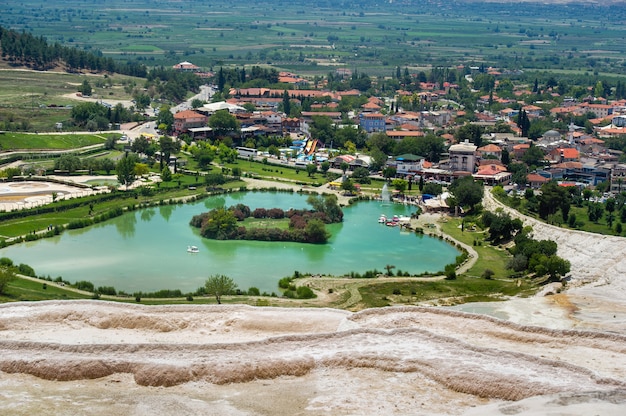 Jezioro i naturalne formacje węglanowe na górze w Pamukkale, Turcja