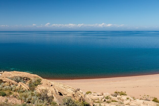 Zdjęcie jezioro issykkul pusta piaszczysta plaża na południowym brzegu jeziora kirgistan