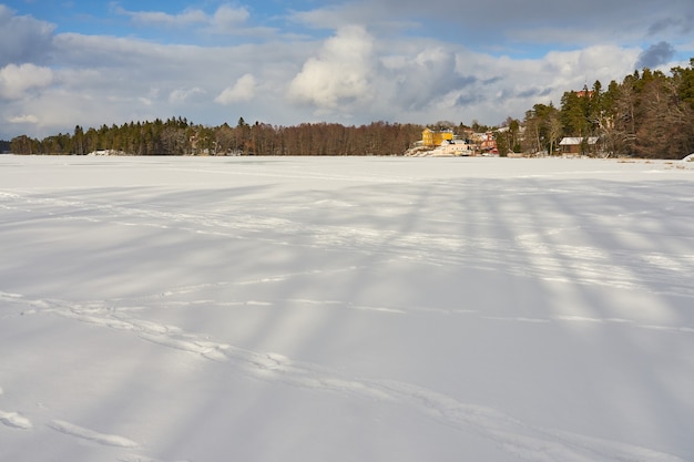 Jezioro jest pokryte lodem i śniegiem w Littoinen w Finlandii.