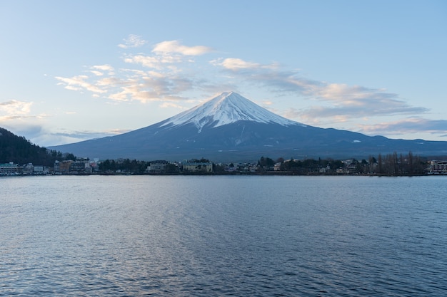 Jezioro Kawagushiko z górą Fujisan w Japonii.