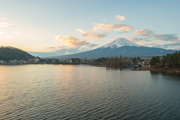 Zdjęcie jezioro kawagushiko z górą fujisan w japonii.