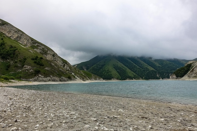 Jezioro Kezenoyam w górach Kaukazu w Czeczenii Rosja czerwiec 2021