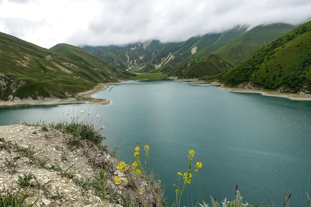 Jezioro Kezenoyam w górach Kaukazu w Czeczenii Rosja czerwiec 2021