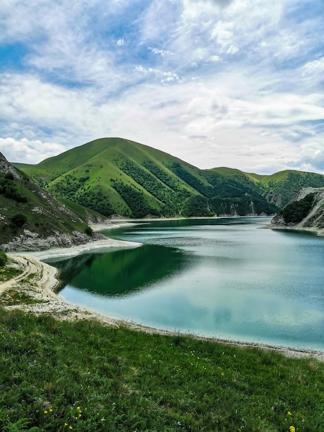Jezioro Kezenoyam w górach Kaukazu w Czeczenii Rosja czerwiec 2021