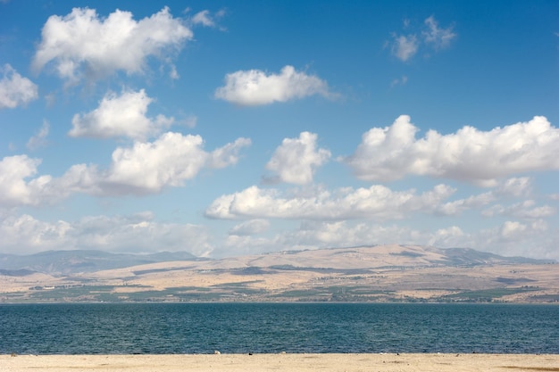 Zdjęcie jezioro kinneret o świcie