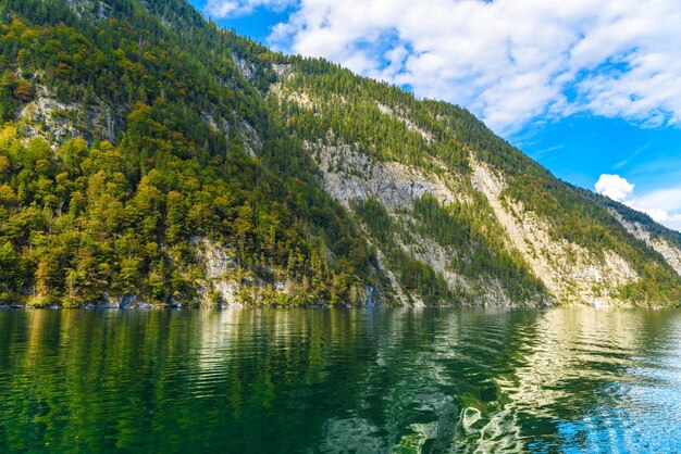 Jezioro Koenigssee z górami Alp Konigsee Park Narodowy Berchtesgaden Bawaria Niemcy