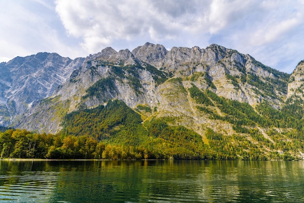 Jezioro Koenigssee z górami Alp Konigsee Park Narodowy Berchtesgaden Bawaria Niemcy