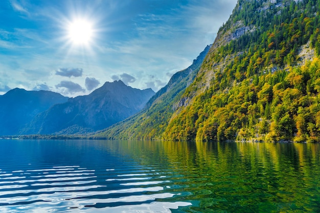 Jezioro Koenigssee z górami Alp Konigsee Park Narodowy Berchtesgaden Bawaria Niemcy