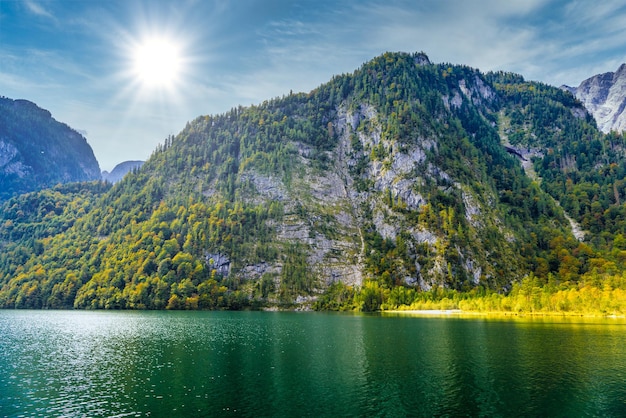 Jezioro Koenigssee z górami Alp Konigsee Park Narodowy Berchtesgaden Bawaria Niemcy