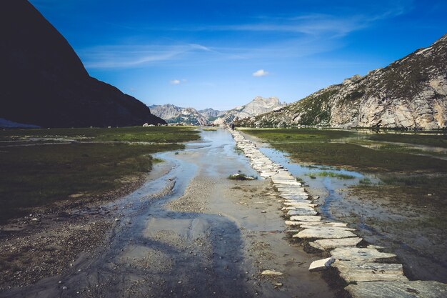 Zdjęcie jezioro krowiego lac des vaches w parku narodowym vanoise w sabaudii we francji