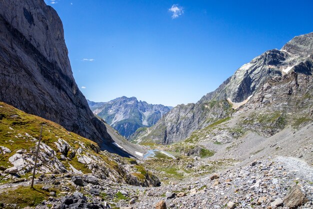 Jezioro krowiego Lac des Vaches w Parku Narodowym Vanoise w Sabaudii we Francji