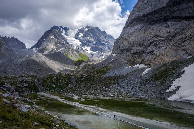 Jezioro krowiego Lac des Vaches w Parku Narodowym Vanoise we Francji