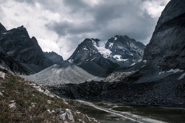 Jezioro krowiego Lac des Vaches w Parku Narodowym Vanoise we Francji