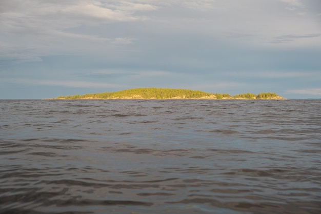 Jezioro ładoga Panorama Republiki Karelii Północna Przyroda Rosji Wyspa Z Sosnami