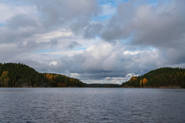 Jezioro Ładoga w pobliżu miejscowości Lumivaara w słoneczny jesienny dzień Ładoga szkiery Republika Karelii Rosja