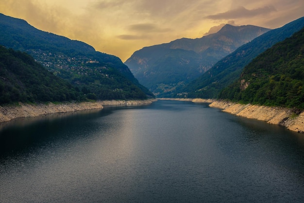 Jezioro lago di vogorno w kantonie ticino szwajcaria