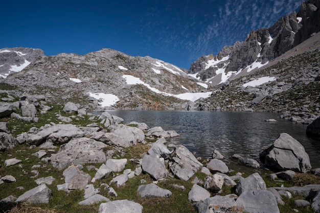 Jezioro Lloroza i trasa Horcados Rojos nad Fuente De, Park Narodowy Picos de Europa, Hiszpania