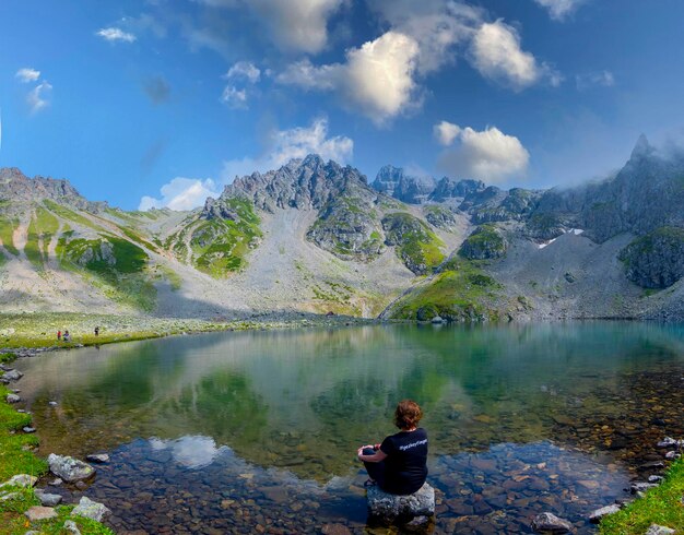 Zdjęcie jezioro lodowcowe avusor jezioro serce w górach kackar płaskowyż avusor rize turcja