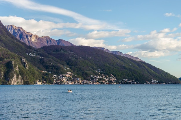 Jezioro Lugano jest jeziorem lodowcowym położonym na granicy między południową Szwajcarią a północnymi Włochami