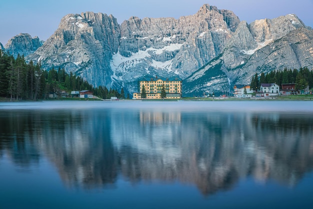 Jezioro Misurina W Dolomitach Góra Dolomiti Włoskie Alpy Belluno Włochy Alpejskie Jezioro Z Odbiciem O Zachodzie Słońca