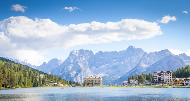 Jezioro Misurina w regionie Dolomiti, północno-wschodnie Włochy, podczas cudownego słonecznego letniego dnia