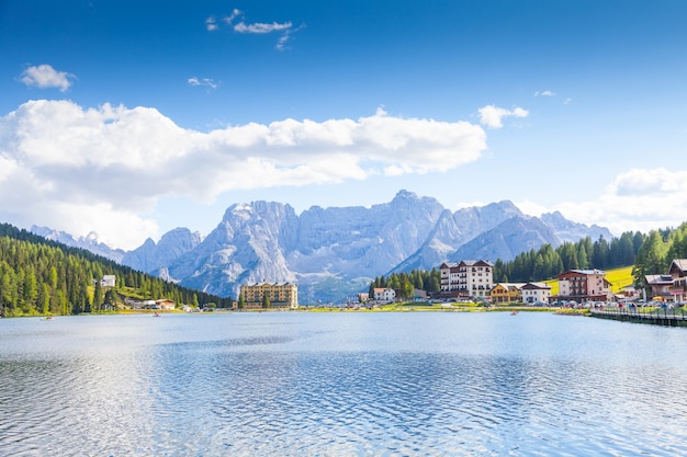 Jezioro Misurina w regionie Dolomiti, północno-wschodnie Włochy, podczas cudownego słonecznego letniego dnia