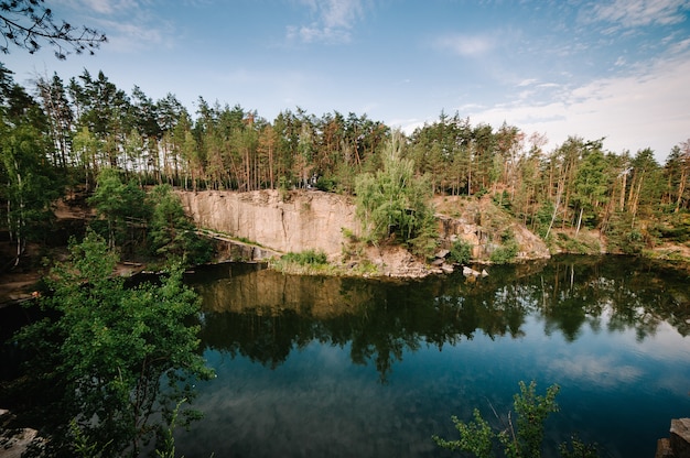 Jezioro Na Tle Skał I Jodły