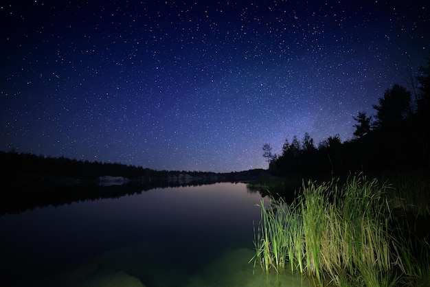 Zdjęcie jezioro nocą