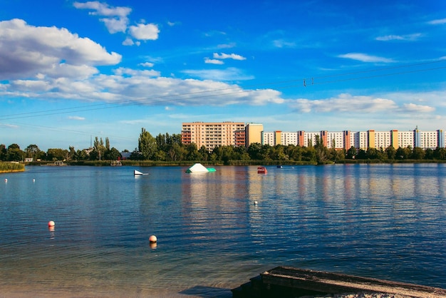 Jezioro obok budynków na tle nieba