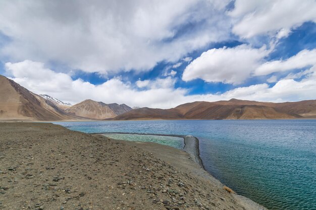 Jezioro Pangong to najwyżej położone jezioro ze słoną wodą na świeciePangong Tso lub Pangong Lake Ladakh w Indiach