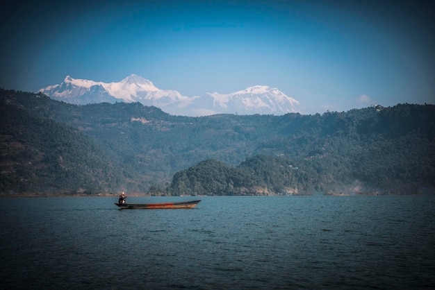 Jezioro Phewa w Pokharze