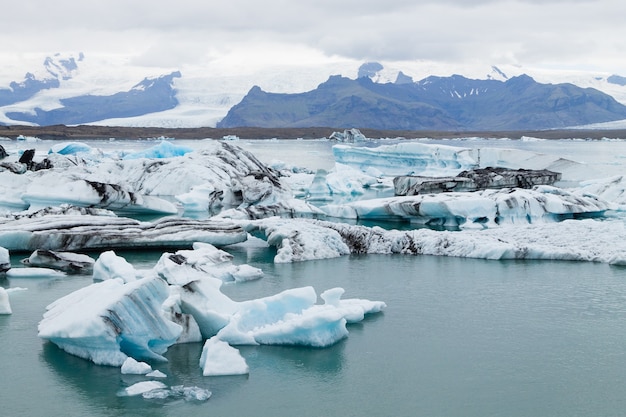 Jezioro polodowcowe Jokulsarlon, Islandia. Góry lodowe unoszące się na wodzie. Krajobraz Islandii