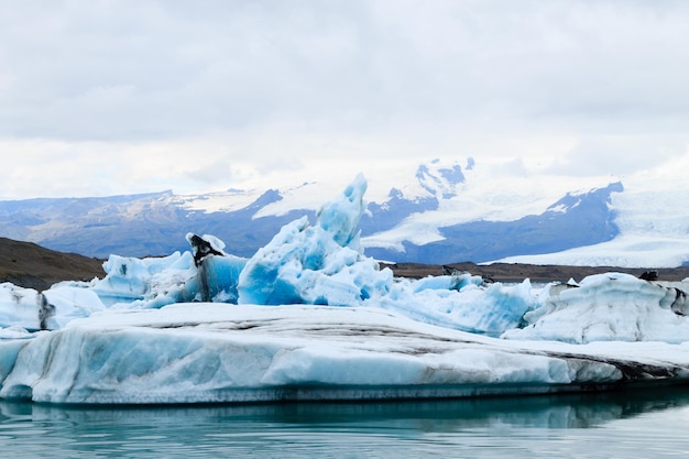 Jezioro polodowcowe Jokulsarlon, Islandia. Góry lodowe unoszące się na wodzie. Krajobraz Islandii