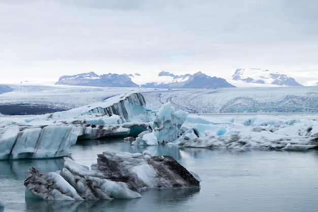 Jezioro polodowcowe Jokulsarlon, Islandia. Góry lodowe unoszące się na wodzie. Krajobraz Islandii