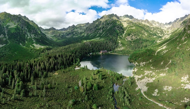 Jezioro Popradzkie Popradzkie Pleso jest znanym miejscem w Parku Narodowym Tatr Wysokich na Słowacji