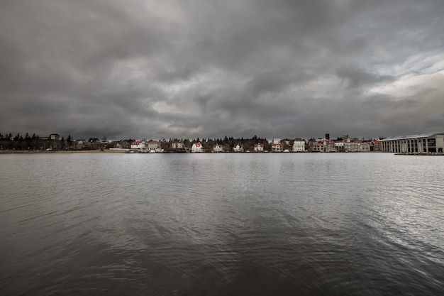 Jezioro Reykjavik, Islandia w centrum miasta, pochmurny, ciemny dzień.