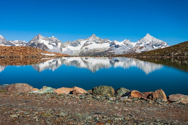 Jezioro Riffelsee i Matterhorn Szwajcaria