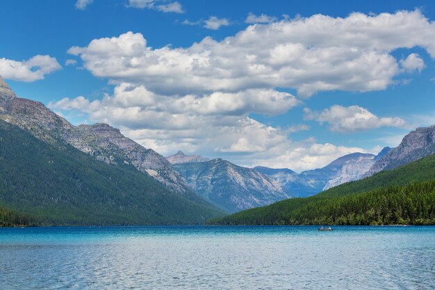 Jezioro Serenity w górach w sezonie letnim. Piękne naturalne krajobrazy.