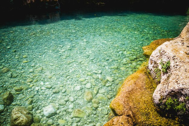 jezioro śródlądowe otoczone skałami, krajobraz z lasami w Walencji, Hiszpania