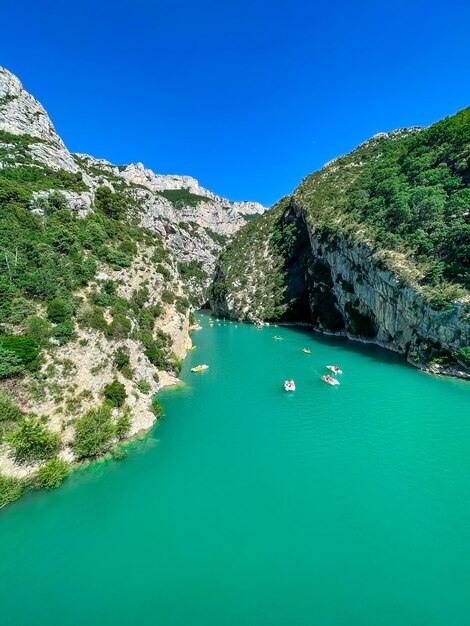 Jezioro St Croix, Les Gorges du Verdon, Prowansja, Francja, słoneczny dzień, pionowe zdjęcie, miejsce na tekst