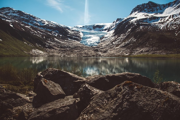 Jezioro Svartisvatnet W Helgeland W Norwegii, Z Lodowca Svartisen