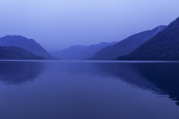 Jezioro Teleckie Ałtaj Republika Syberia Rosja Błękitne, czyste niebo i lustro jeziora Abstract