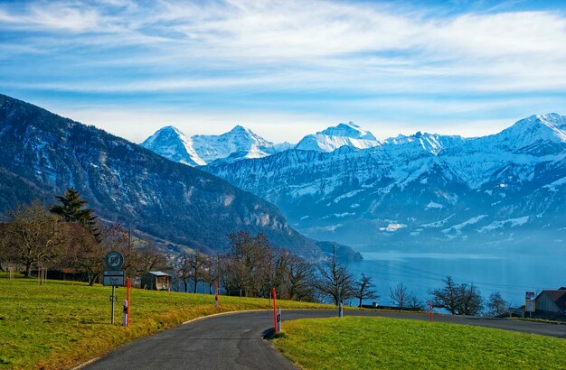 Jezioro Thun i szczyty grzbietu jungfrau na wyżynie berneńskiej z Oberhofen