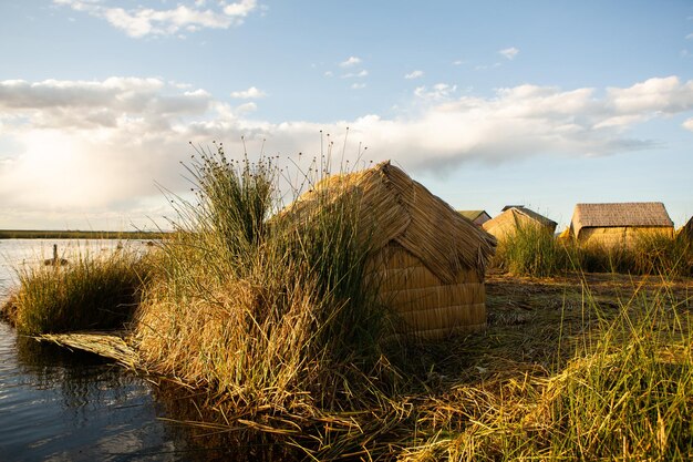 Jezioro Titicaca jest największym jeziorem w Ameryce Południowej i najwyżej położonym żeglownym jeziorem na świecie